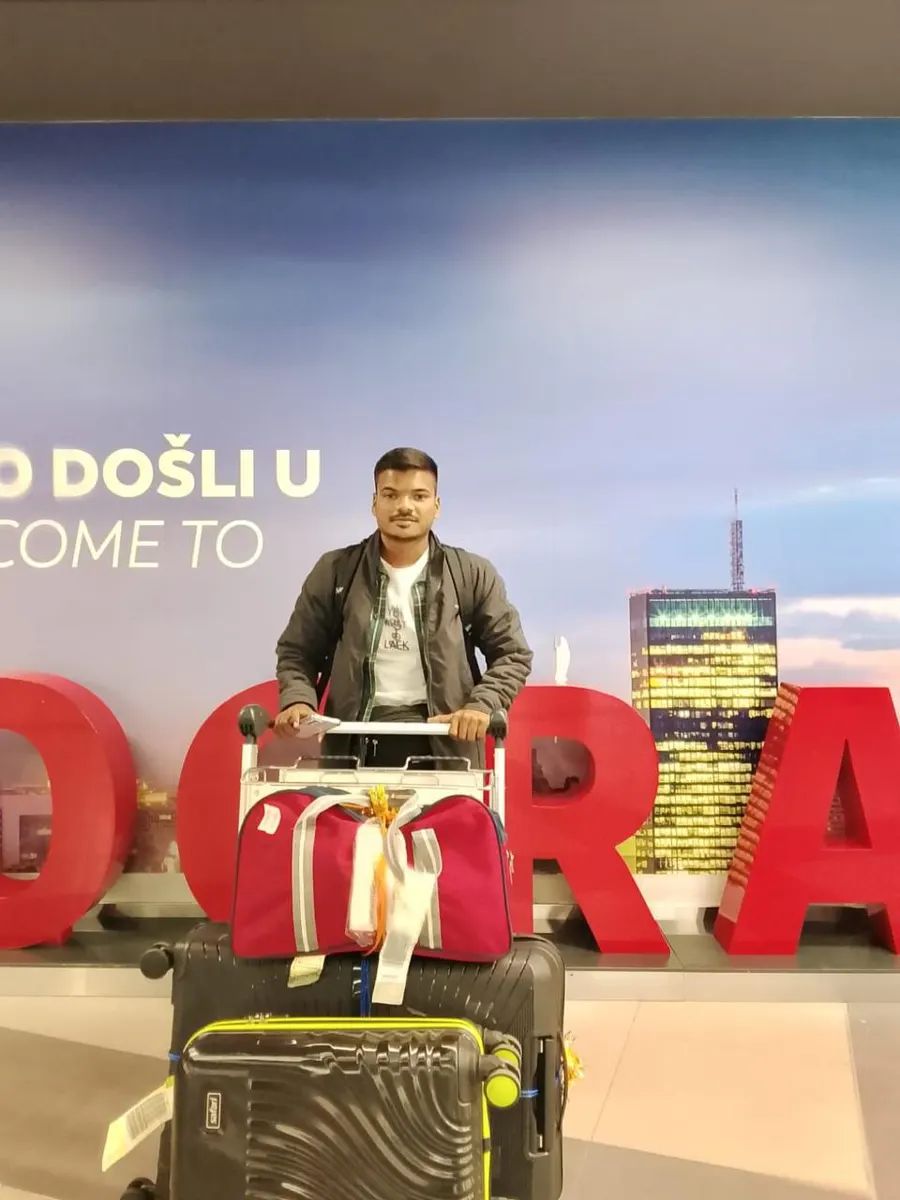 Mackwins student arriving at Belgrade airport with luggage